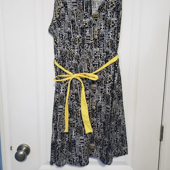 Retrolicious New York City Dress - Picture 2 of 5